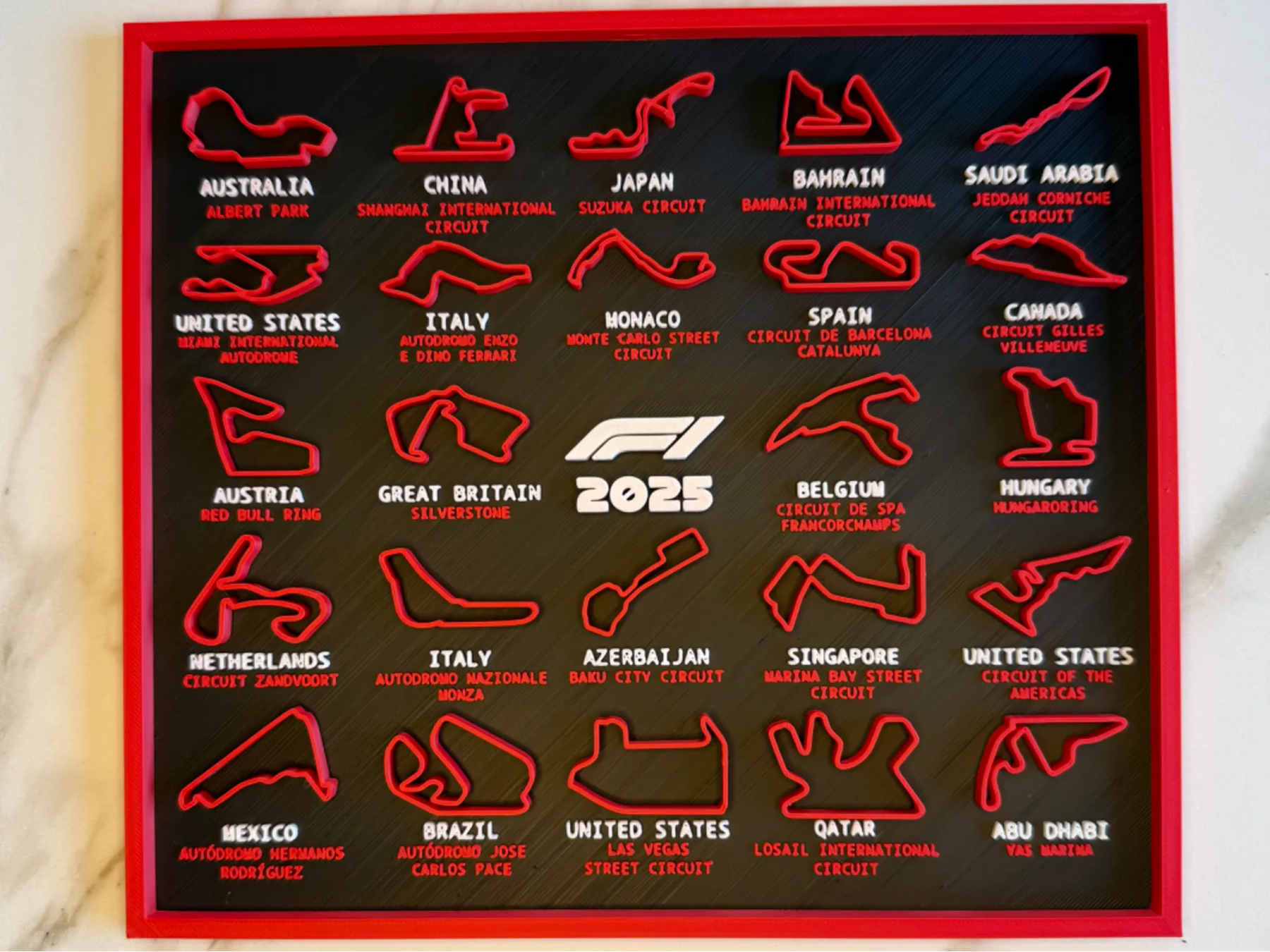 Formula 1 2025 Yarış Takvimi – 3D Pist Panosu (Tüm Sezon Pistleri ve Tarihleri) - Otoban Faresi Araba & Motosiklet Aksesuarları - otobanfaresi - 3d formula1 - formula1