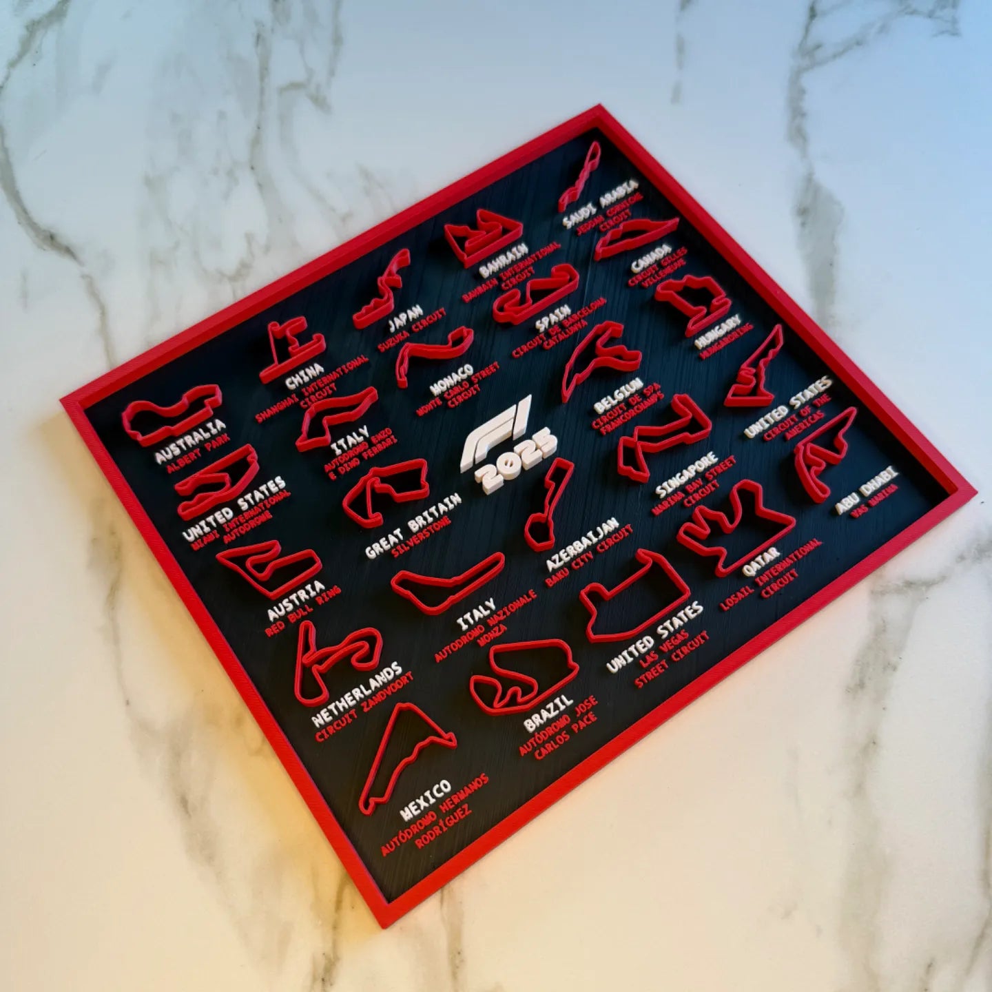 Formula 1 2025 Yarış Takvimi – 3D Pist Panosu (Tüm Sezon Pistleri ve Tarihleri) - Otoban Faresi Araba & Motosiklet Aksesuarları - otobanfaresi - 3d formula1 - formula1