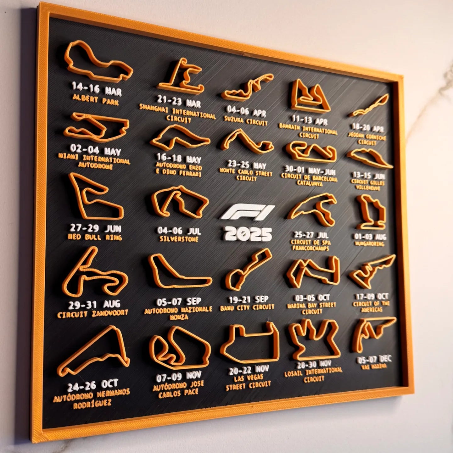 Formula 1 2025 Yarış Takvimi – 3D Pist Panosu (Tüm Sezon Pistleri ve Tarihleri) - Otoban Faresi Araba & Motosiklet Aksesuarları - otobanfaresi - 3d formula1 - formula1