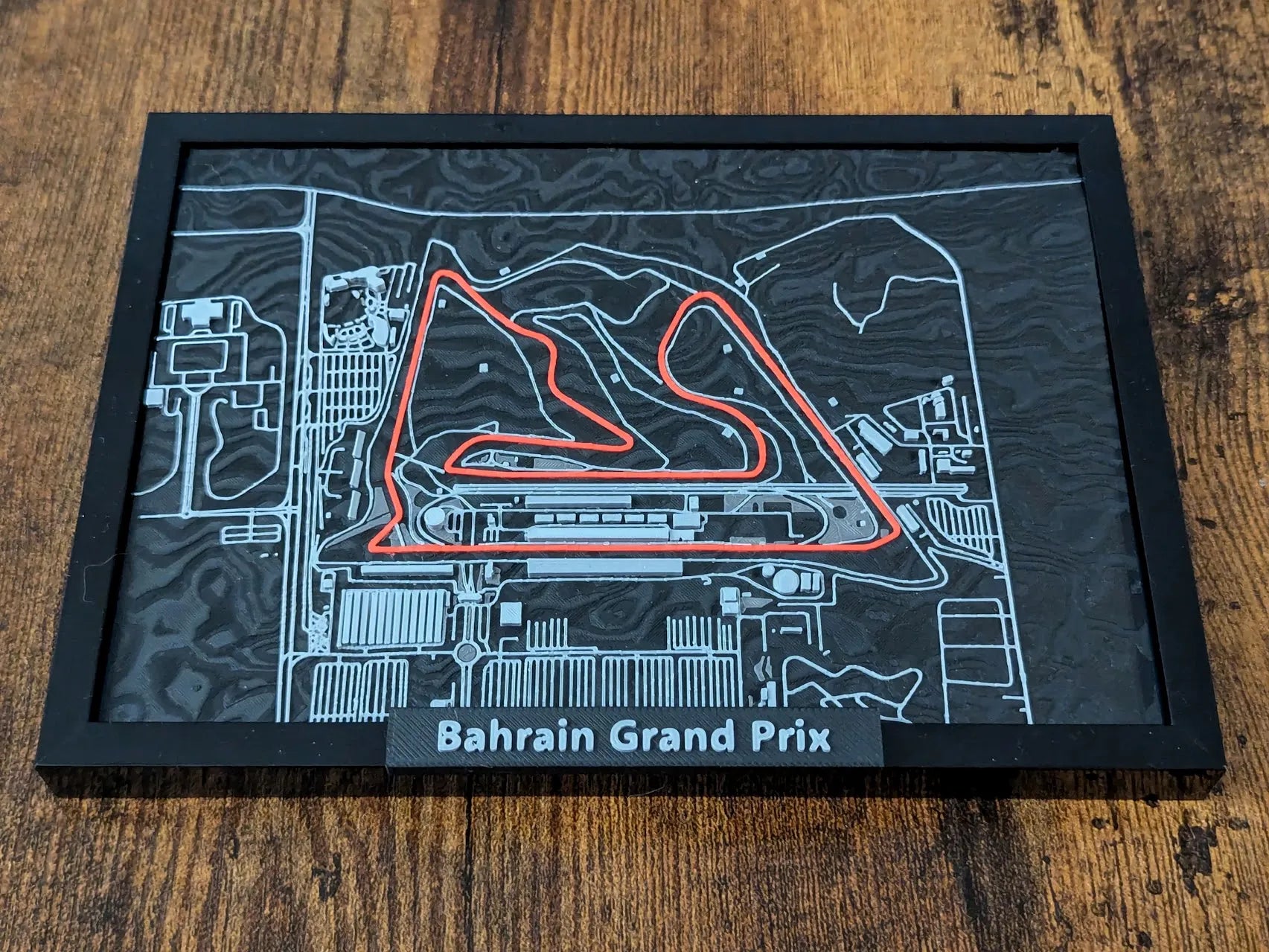 Bahrain Grand Prix 3D Pist Haritası | Sakhir Circuit Duvar Dekoru | Değiştirilebilir Formula 1 Panosu (19x14 cm) - Otoban Faresi Araba & Motosiklet Aksesuarları - otobanfaresi - 3d formula1 - formula1