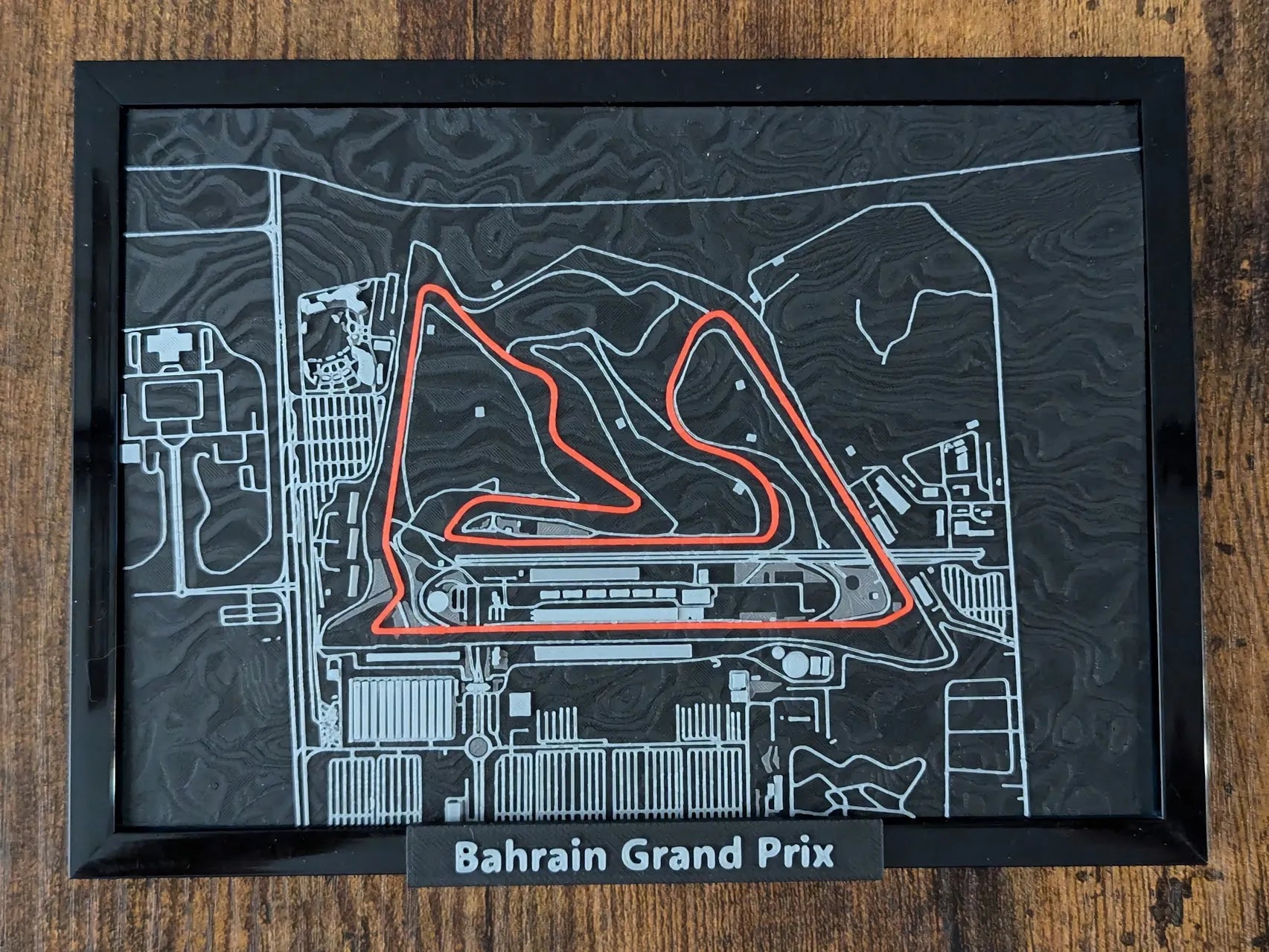 Bahrain Grand Prix 3D Pist Haritası | Sakhir Circuit Duvar Dekoru | Değiştirilebilir Formula 1 Panosu (19x14 cm) - Otoban Faresi Araba & Motosiklet Aksesuarları - otobanfaresi - 3d formula1 - formula1