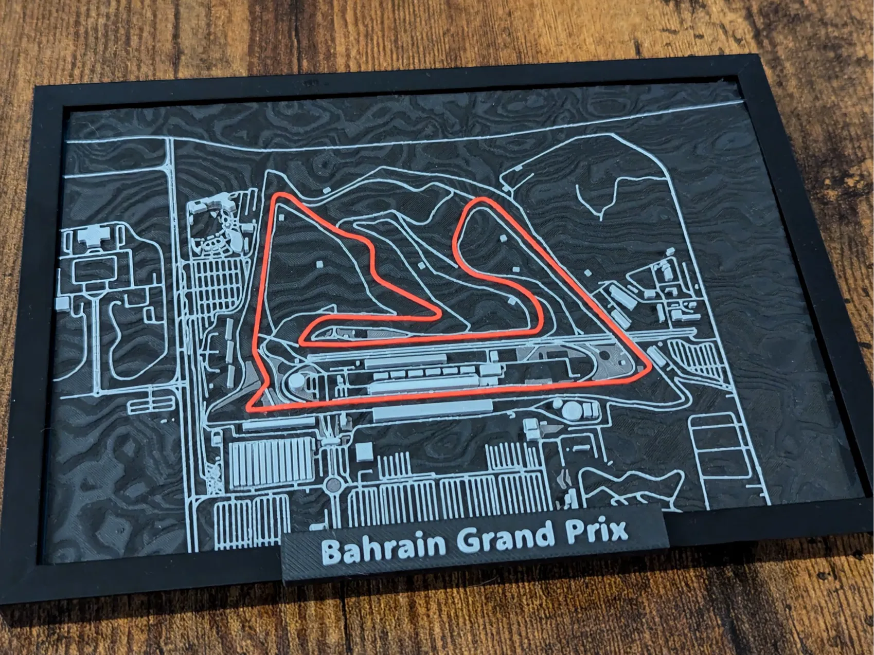 Bahrain Grand Prix 3D Pist Haritası | Sakhir Circuit Duvar Dekoru | Değiştirilebilir Formula 1 Panosu (19x14 cm) - Otoban Faresi Araba & Motosiklet Aksesuarları - otobanfaresi - 3d formula1 - formula1