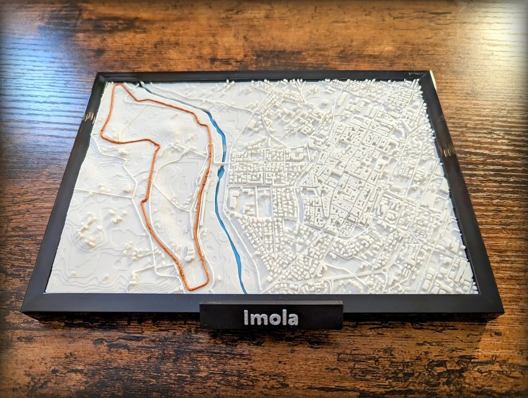 Imola 3D Pist Haritası | Autodromo Enzo e Dino Ferrari Duvar Dekoru | Değiştirilebilir Formula 1 Panosu (19x14 cm) - Otoban Faresi Araba & Motosiklet Aksesuarları - otobanfaresi - 3d formula1 - formula1