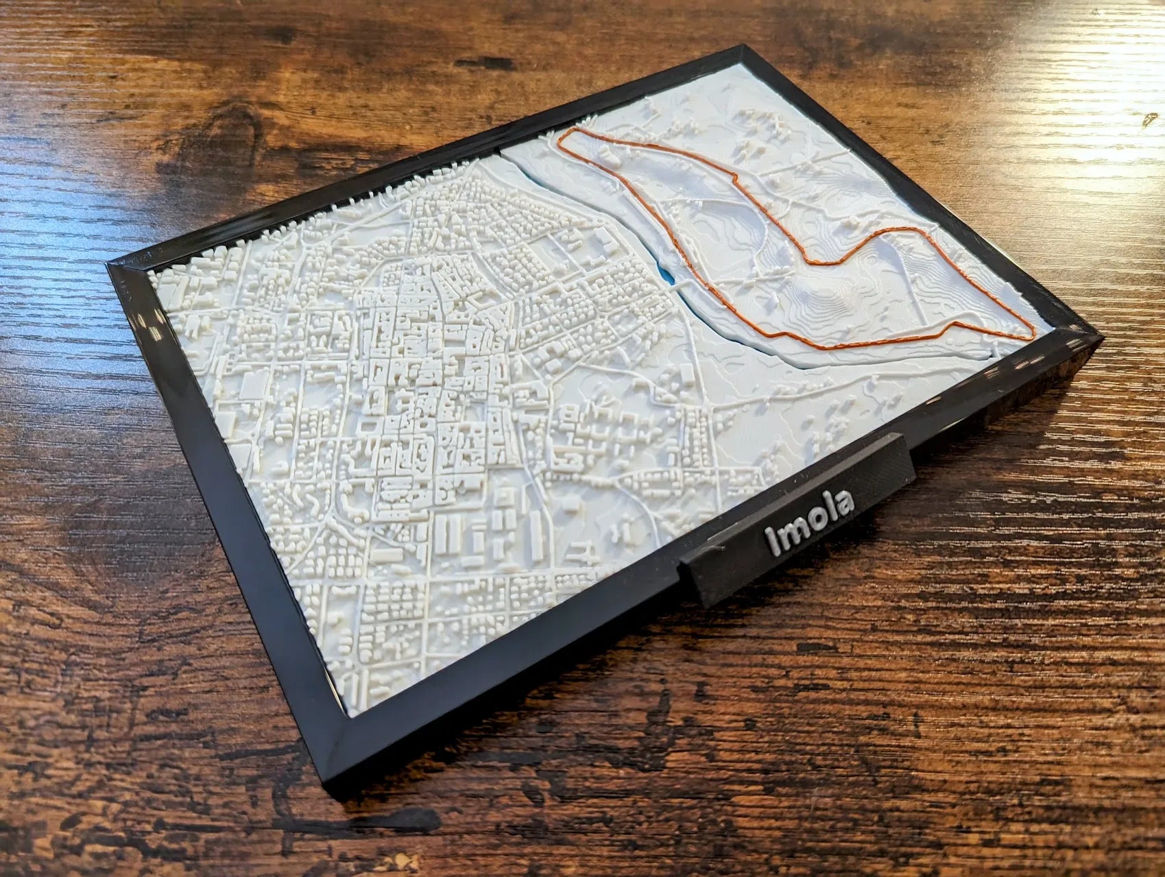 Imola 3D Pist Haritası | Autodromo Enzo e Dino Ferrari Duvar Dekoru | Değiştirilebilir Formula 1 Panosu (19x14 cm) - Otoban Faresi Araba & Motosiklet Aksesuarları - otobanfaresi - 3d formula1 - formula1
