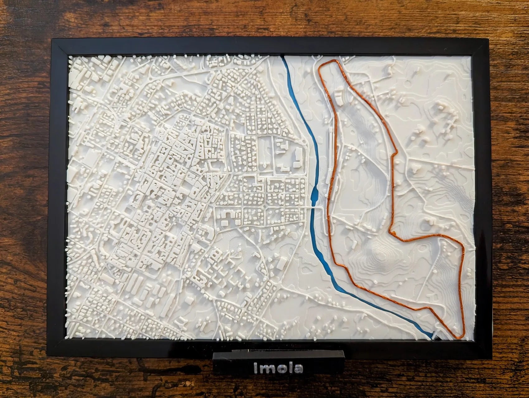 Imola 3D Pist Haritası | Autodromo Enzo e Dino Ferrari Duvar Dekoru | Değiştirilebilir Formula 1 Panosu (19x14 cm) - Otoban Faresi Araba & Motosiklet Aksesuarları - otobanfaresi - 3d formula1 - formula1