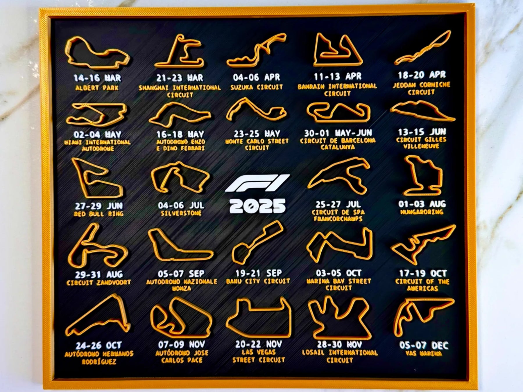 Formula 1 2025 Yarış Takvimi – 3D Pist Panosu (Tüm Sezon Pistleri ve Tarihleri) - Otoban Faresi Araba & Motosiklet Aksesuarları - otobanfaresi - 3d formula1 - formula1